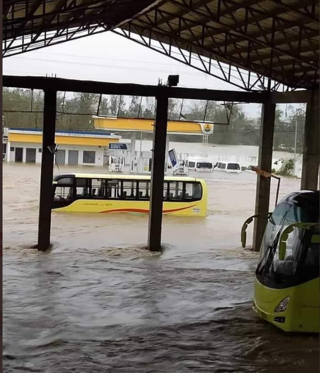 Ο τυφώνας Φανφόν χαλάει τα Χριστούγεννα των Φιλιππινέζων (Video – Photos)