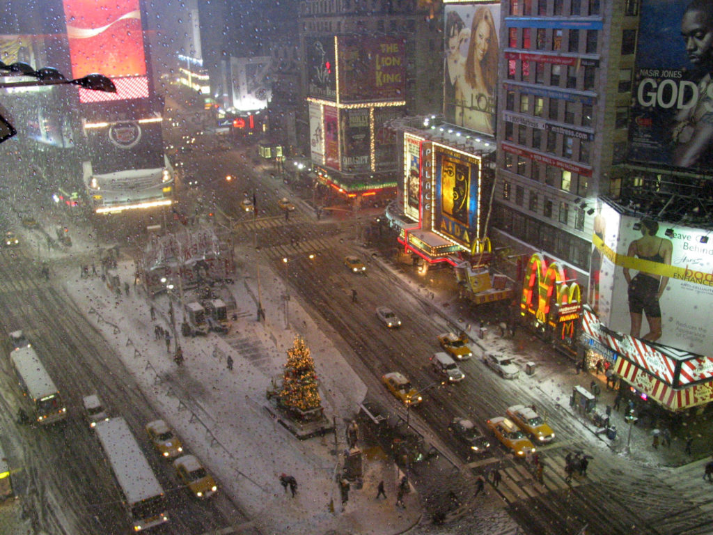 Μεσάνυχτα, στη χριστουγεννιάτικη Times Square