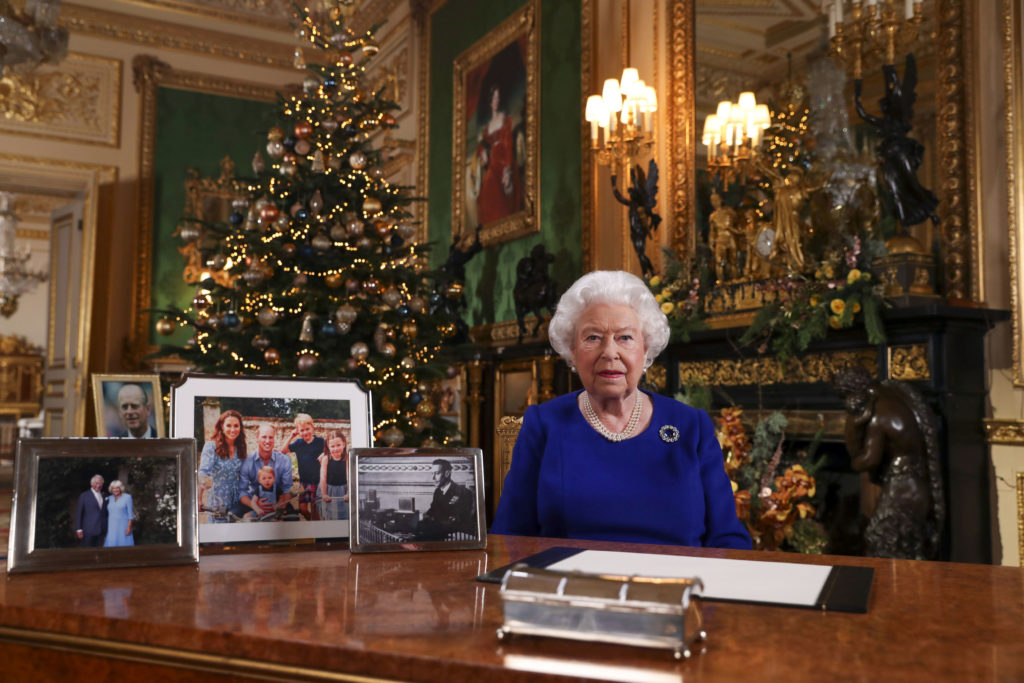 Η βασίλισσα Ελισάβετ «φωτογράφισε» την Τούνμπεργκ στο χριστουγεννιάτικο μήνυμά της