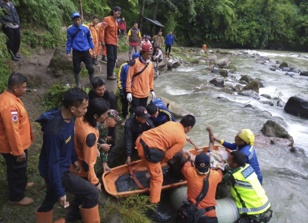 Ινδονησία: Στους 35 αυξήθηκε ο αριθμός των νεκρών από την πτώση λεωφορείου σε χαράδρα