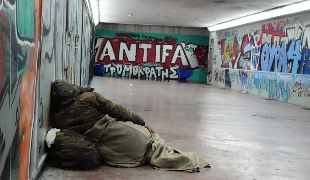 Έκτακτα μέτρα για την προστασία των αστέγων από το κρύο σε Αθήνα, Πειραιά και Πάτρα