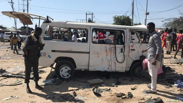 Σομαλία: Τουλάχιστον 90 οι νεκροί από ισχυρή έκρηξη παγιδευμένου οχήματος στο Μογκαντίσου (Photos+Video)