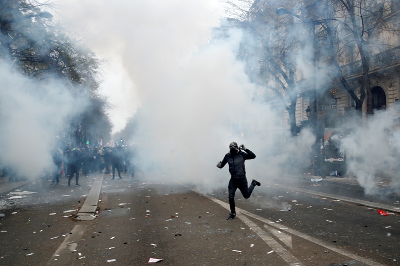 Σύννεφο τα δακρυγόνα από την αστυνομία κατά διαδηλωτών στο Παρίσι