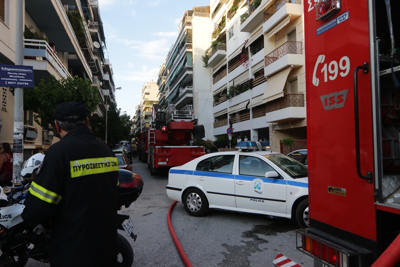 Πέντε παιδιά και τρεις ενήλικες στο νοσοκομείο μετά από πυρκαγιά στην Καλλιθέα