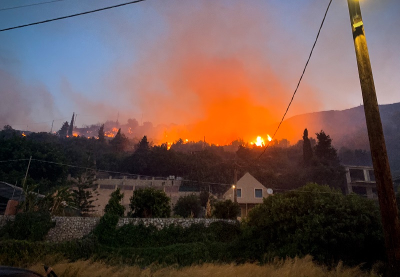 Αλλού χιόνια, στην Κεφαλονιά δασική πυρκαγιά