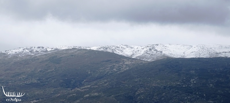 Έπεσε το πρώτο χιόνι σε κυκλαδονήσι! (Photos)