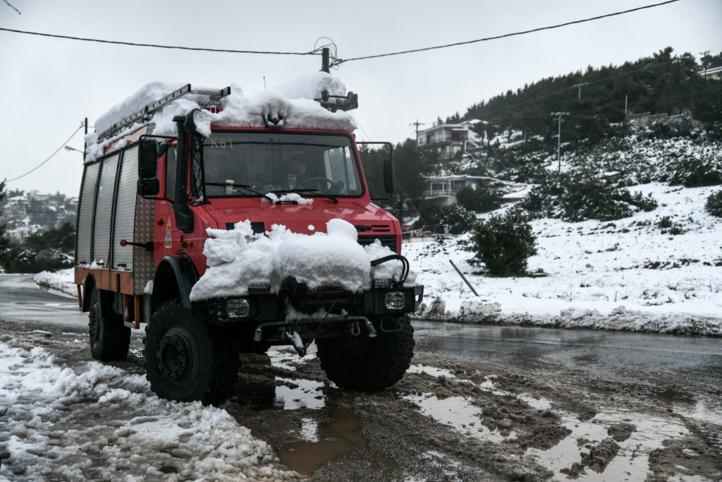 Υπέροχα εναέρια πλάνα από τη χιονισμένη Αττική (Video)