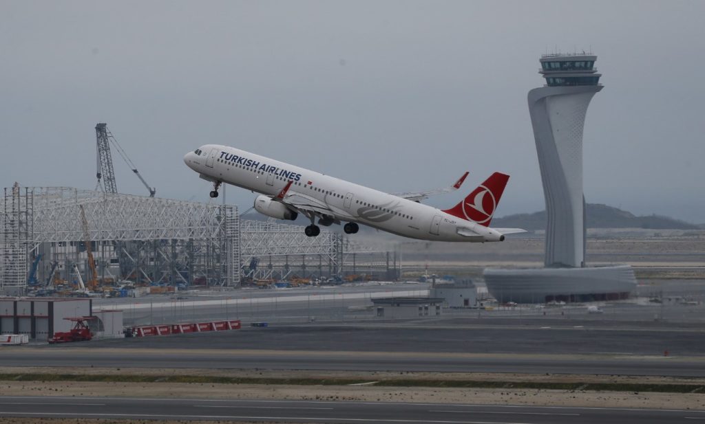 Κωνσταντινούπολη: Οι άνεμοι «καθήλωσαν» αεροπλάνα και πλοία