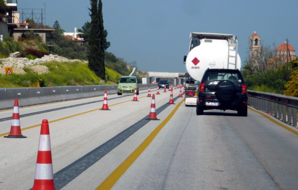 Εθνική Οδός Κορίνθου – Πατρών: Φορτηγό «καρφώθηκε» σε σταματημένο Ι.Χ