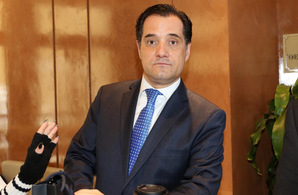 Χασκογελώντας ο Αδωνης ξεστόμισε: “Με 200 ευρώ το μήνα μπορείς να επιβιώσεις”! (Video)
