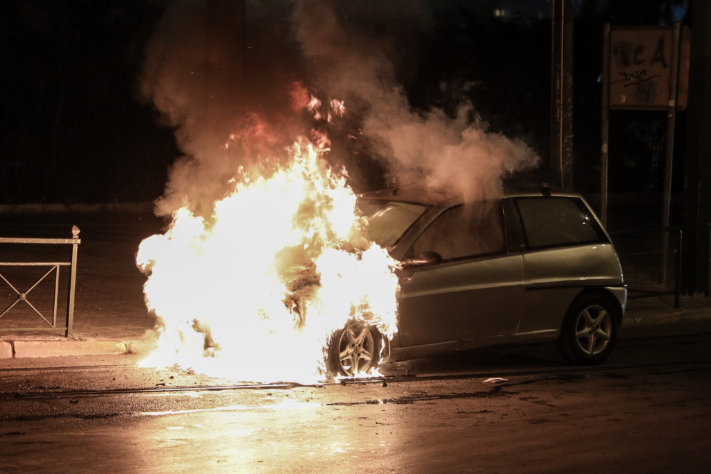 Στις φλόγες δέκα οχήματα στην ανατολική και δυτική Θεσσαλονίκη