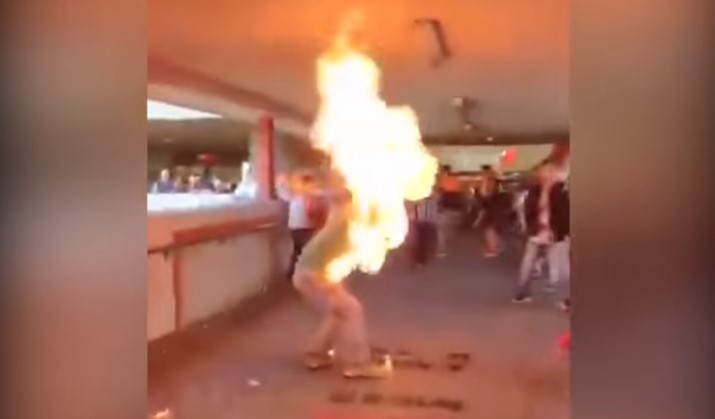 Νέο σοκαριστικό βίντεο από το Χονγκ Κονγκ – Έβαλαν φωτιά σε άνδρα που διαπληκτίστηκε με διαδηλωτές