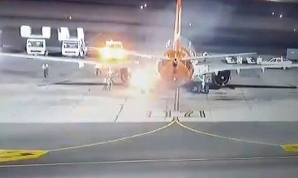 Αίγυπτος: Στιγμές τρόμου για 196 επιβάτες-Αεροσκάφος τυλίχθηκε στις φλόγες μετά την προσγείωση (Video)