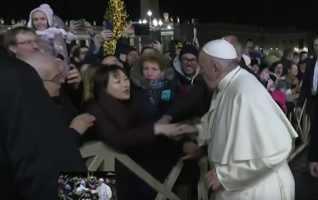 «Απίστευτο» συμβάν με τον Πάπα που έχασε την υπομονή του (Video)