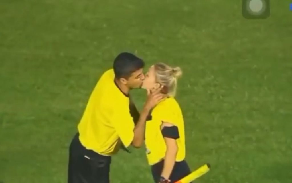 Διαιτητές φιλήθηκαν στο στόμα (Video)