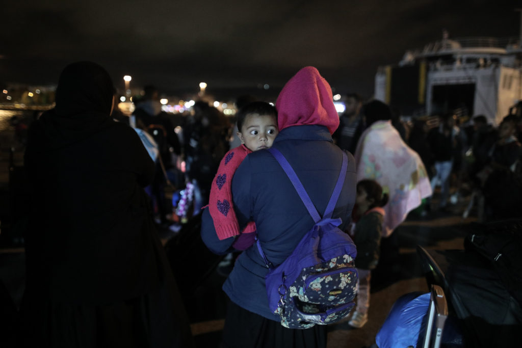 Μια ανοιχτή αγκαλιά για τους πρόσφυγες στο λιμάνι του Πειραιά