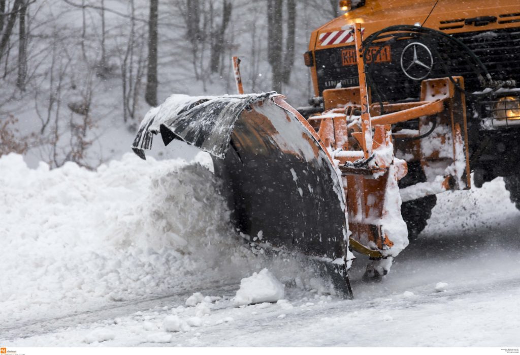 Σε ποιες περιοχές της Αττικής θα αναπτυχθούν 70 μηχανήματα ενόψει νέου χιονιά