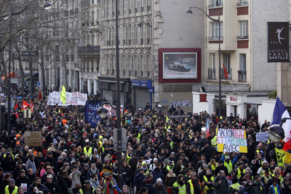 Γαλλία: Νέες διαδηλώσεις και συγκρούσεις με τα CRS κατά συνταξιοδοτικής μεταρρύθμισης Μακρόν (Videos)