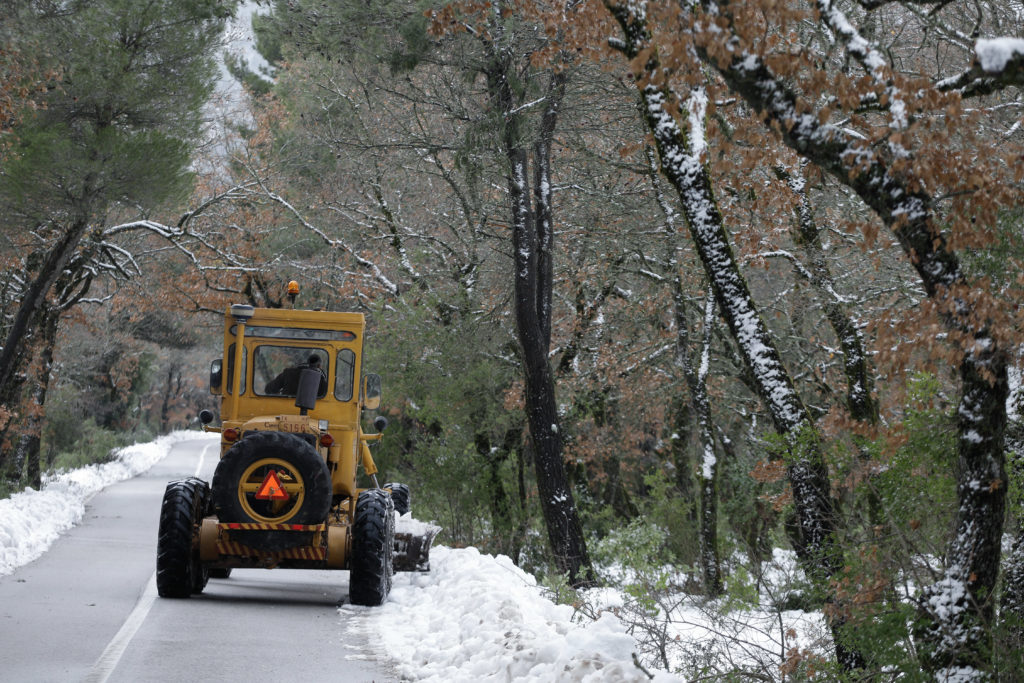 Χιόνια στην Αττική και πτώση της θερμοκρασίας τις επόμενες ώρες