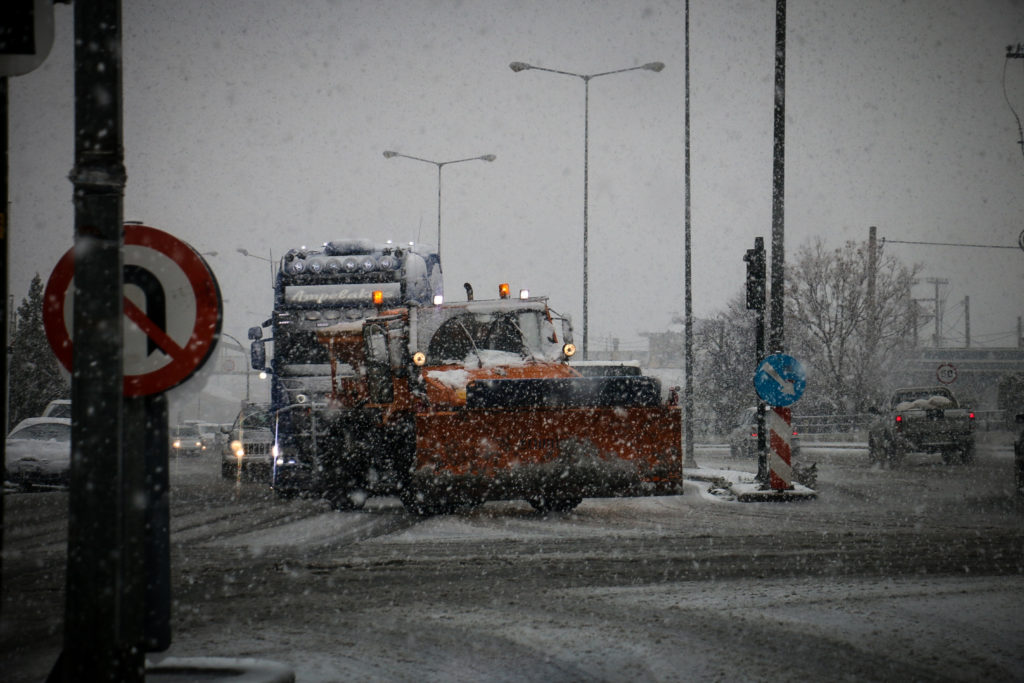 Πλήρης διακοπή κυκλοφορίας φορτηγών σε Νέα Οδό και Κεντρική Οδό λόγω Ηφαιστίωνα