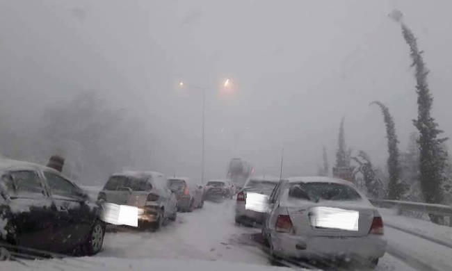 Καλάβρυτα: Οδηγοί αγνόησαν τις προειδοποιήσεις της ΕΜΥ και εγκλωβίστηκαν στα χιόνια