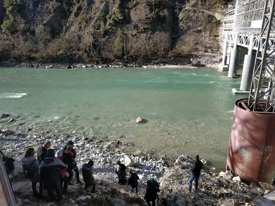 Με τσουχτερό κρύο ο αγιασμός των υδάτων στο υπό αναστήλωση γεφύρι της Πλάκας (Photos)