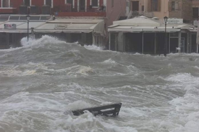 Χανιά: Το Ενετικό λιμάνι σκεπάστηκε από τα κύματα (Photos)