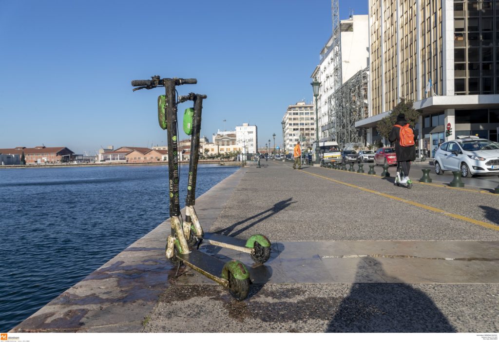 Θεσσαλονίκη: «Ψάρεψαν» 50 ηλεκτρικά πατίνια από τα νερά του Θερμαϊκού (Photos)