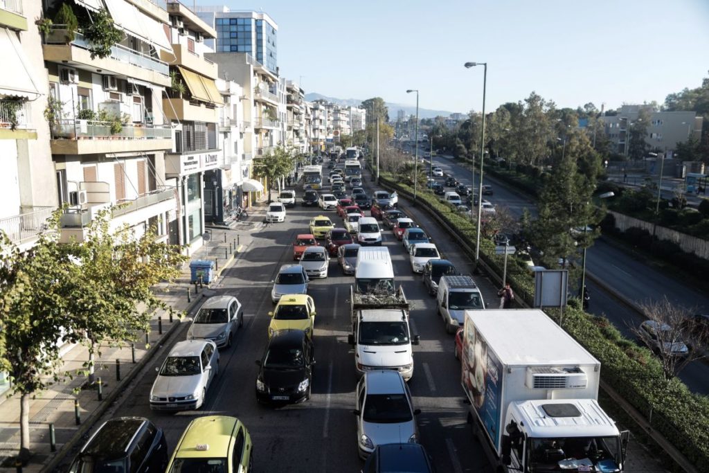 Κυκλοφοριακό κομφούζιο στη Μεσογείων λόγω τροχαίου