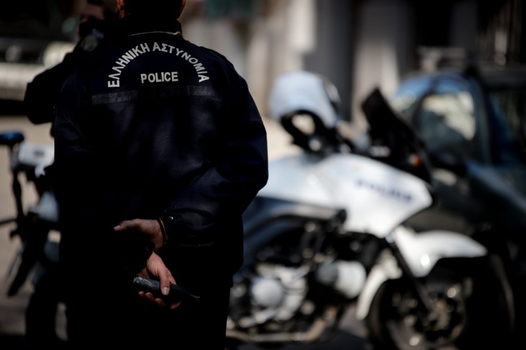 Αστυνομικοί τραμπούκισαν θεραπευόμενους του «18 Άνω» ψάχνοντας τον Ρουβίκωνα