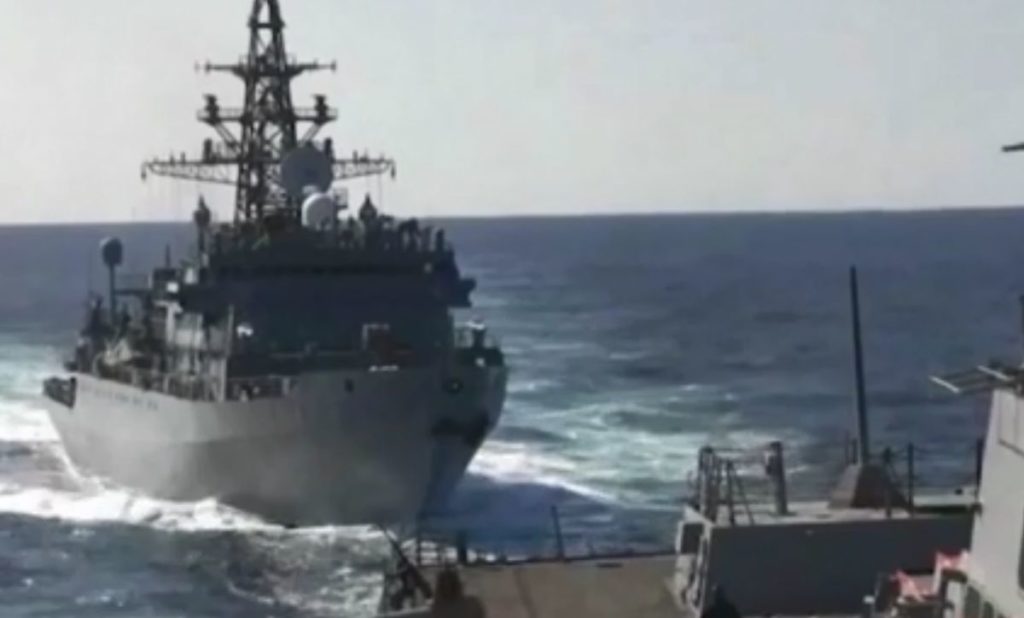 Παραλίγο θερμό επεισόδιο στην Αραβική Θάλασσα – «Πόλεμος» ευθυνών μεταξύ ΗΠΑ – Ρωσίας (Video)