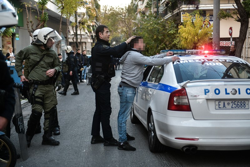 Ένταση και  προσαγωγές έξω από τα κτίρια στο Κουκάκι, μετά την ανακατάληψη τους (video)