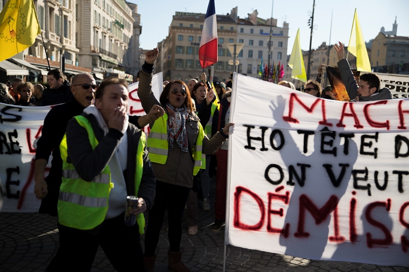 Γαλλία: Η κυβέρνηση αποσύρει τη συνταξιοδοτική μεταρρύθμιση