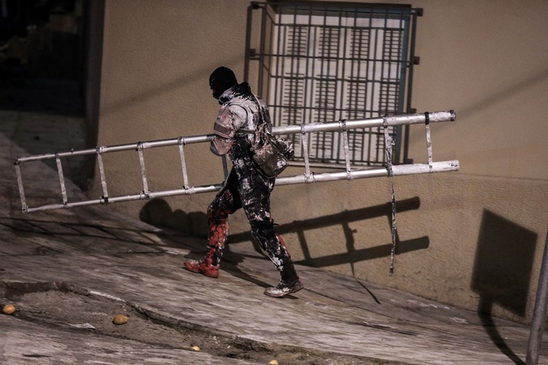 Η ΕΛΑΣ επανακατέλαβε τα δύο κτίρια στο Κουκάκι – 13 οι συλληφθέντες (video)