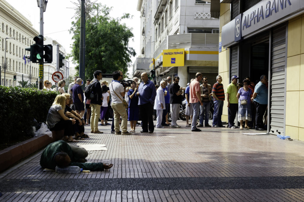 Στις τράπεζες κέρδη 1,5 δισ από προμήθειες, στα νοικοκυριά χασούρα 100 εκατ. ευρώ από τα επιτόκια καταθέσεων