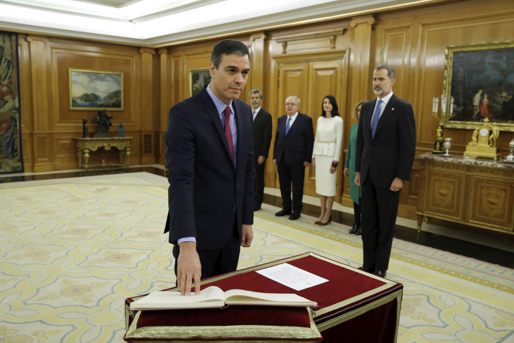 Χωρίς κανένα θρησκευτικό σύμβολο η ορκωμοσία της Ισπανικής κυβέρνησης