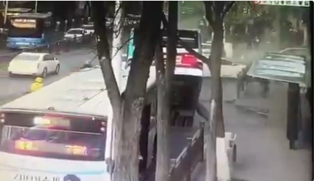 Κίνα: Άνοιξε τρύπα στο δρόμο και «κατάπιε» λεωφορείο – Έξι νεκροί (video)