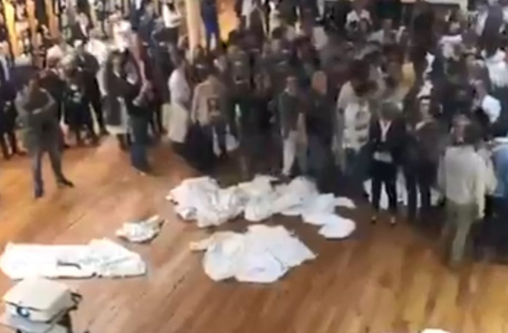 Γιατροί πέταξαν τις ρόμπες τους στη Γαλλία (Video)