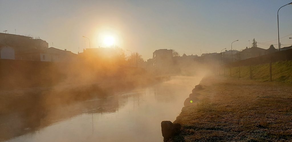 Εντυπωσιακό φαινόμενο στον Ληθαίο: «Άχνισε» το ποτάμι (Video – Photos)