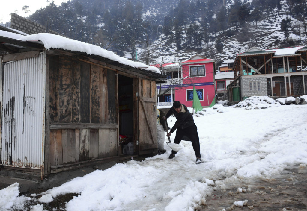 Πακιστάν: Ζωντανή βρέθηκε 12χρονη που παρέμεινε «θαμμένη» κάτω από χιονοστιβάδα