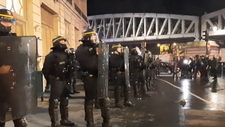 Γαλλία: Διαδηλωτές επιχείρησαν να εισβάλουν σε θέατρο όπου παρακολουθούσε παράσταση ο πρόεδρος Μακρόν (video)