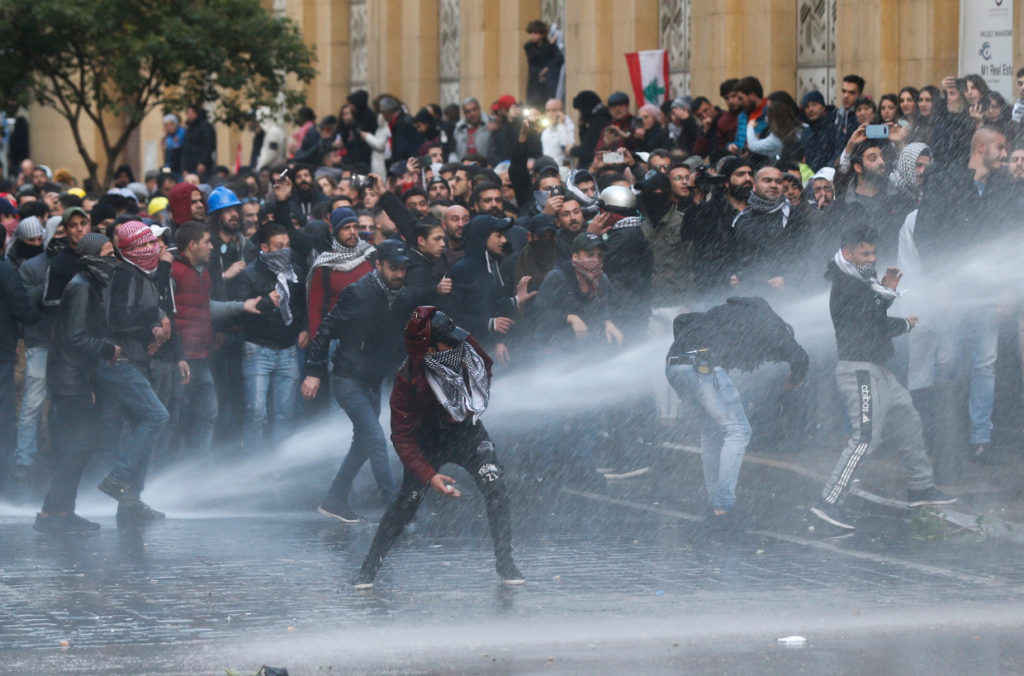 Λίβανος: Βίαιη καταστολή των διαδηλώσεων και 220 τραυματίες (Photos+Videos)