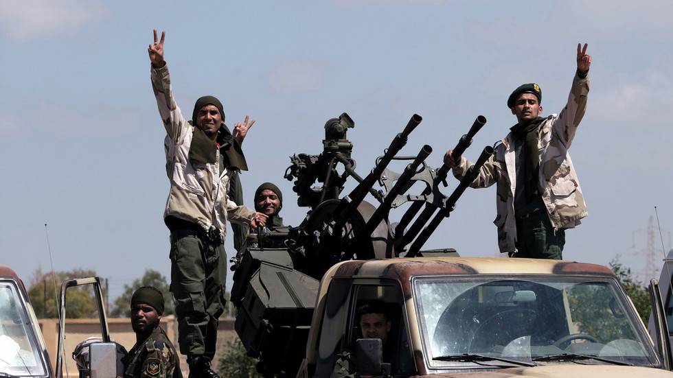 «Διπλό παιχνίδι» παίζει η ένοπλη πολιτοφυλακή που μπλόκαρε το πετρέλαιο της Λιβύης – Τι συμφώνησε πρόσφατα με Χάφταρ