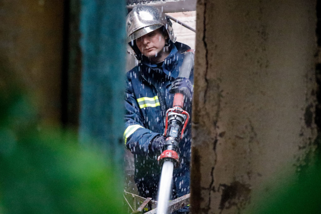 Νεκρός από πυρκαγιά σε εγκαταλελειμμένο κτίριο στη Νίκαια (Photos)