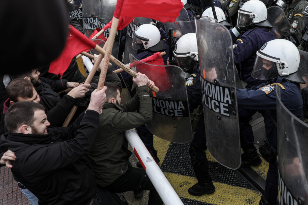 Επεισόδια και χημικά στη συγκέντρωση εκπαιδευτικών και φοιτητών (Photos)