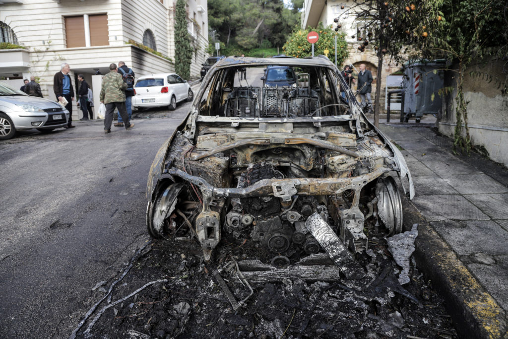 Νέο μπαράζ εμπρησμών τη νύχτα στην Αττική – Έκαψαν 20 οχήματα