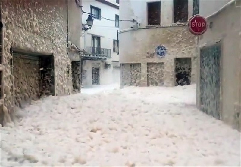 Ισπανία: Η θάλασσα ξέβρασε αφρό – Το φαινόμενο “Cappuccino” (Video)