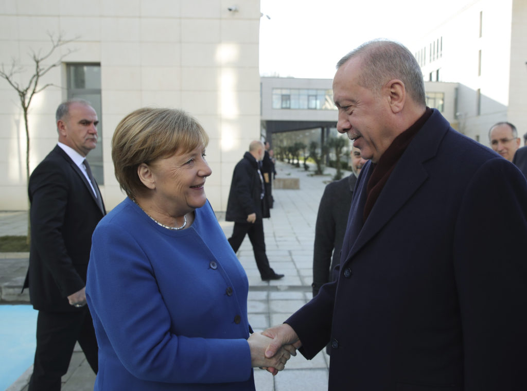 Συνάντηση Μέρκελ – Ερντογάν: Ο Τούρκος πρόεδρος απειλεί με επέκταση του «λιβυκού χάους»