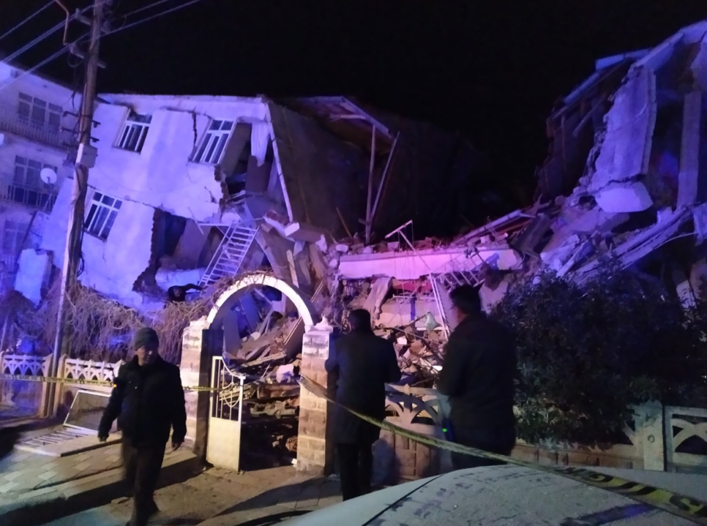 Αυξάνεται ο αριθμός των νεκρών από τον σεισμό στην Τουρκία – Εκατοντάδες τραυματίες (Video)
