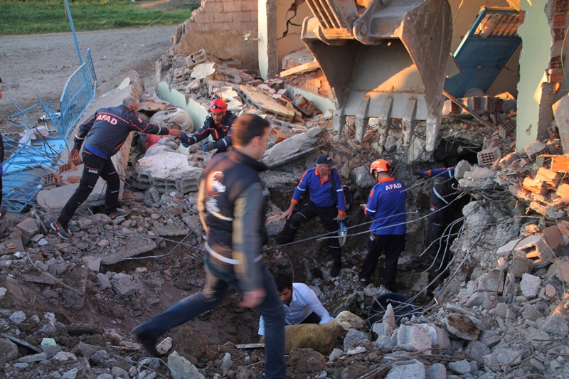 Σεισμός Τουρκίας: 22 οι νεκροί, 1130 οι τραυματίες – επιχειρήσεις απεγκλωβισμού στα χαλάσματα (video – εικόνες)